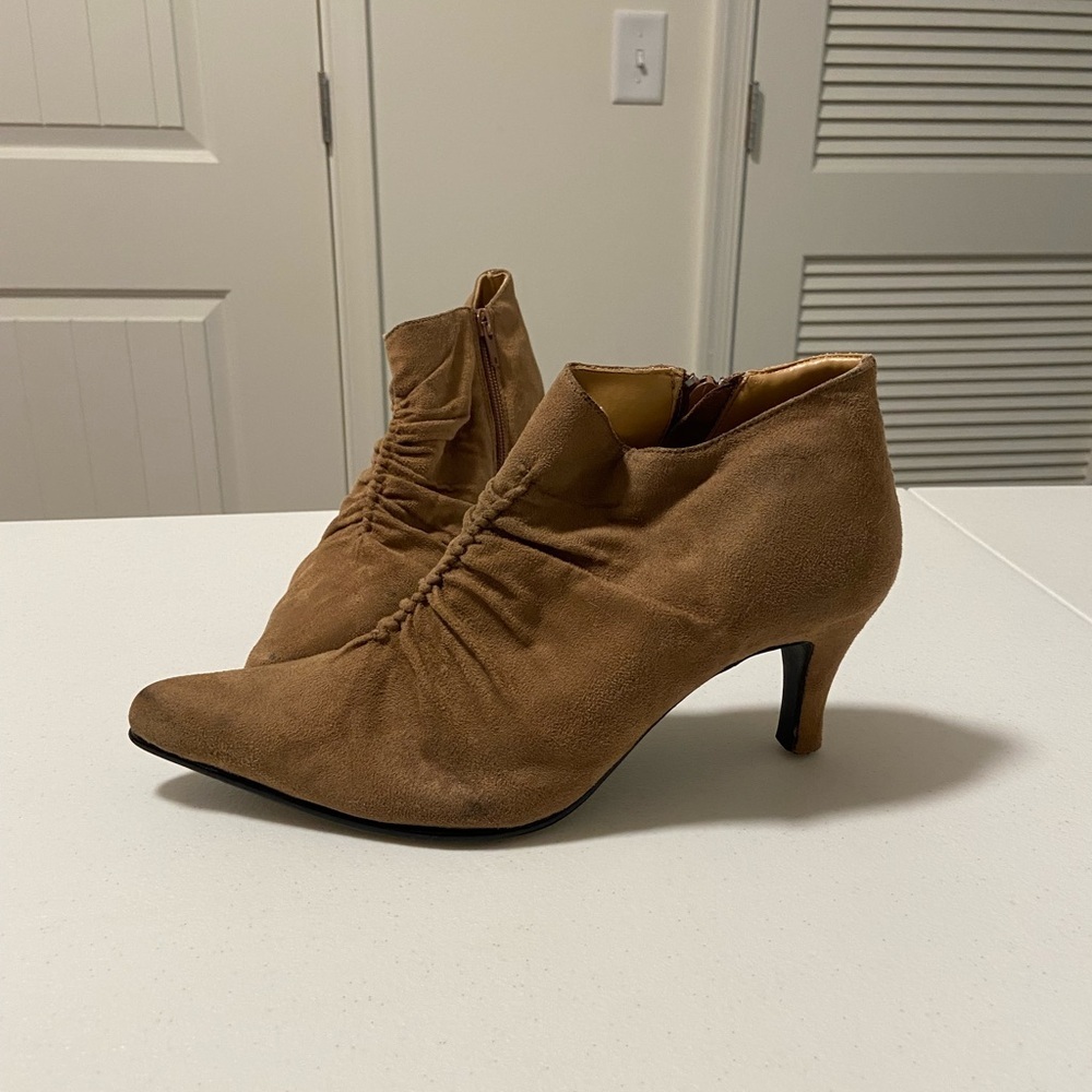 Splash women’s suede heel boots — size 7